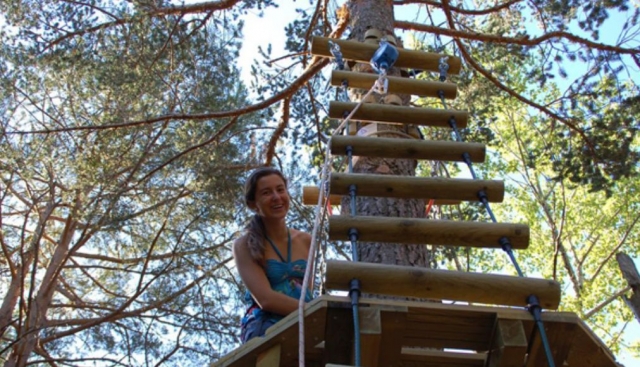  fille souriante sur une plate-forme en bois